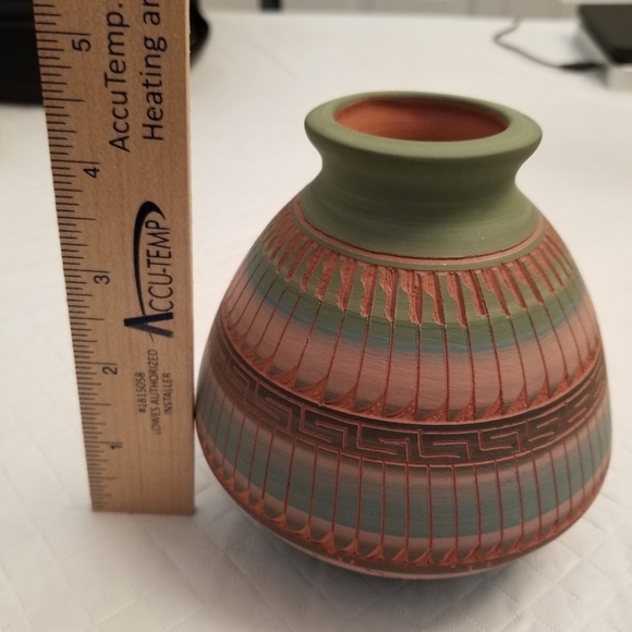 Navajo Red Clay Hand Etched Art Vase Signed - Picture 2 of 5